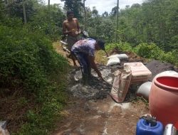 Gotong Royong Pengecoran Jalan Setapak Bersama Relawan JK Di Desa Gelang Kec. Sumberbaru