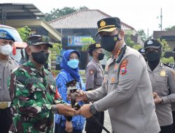 Kapolresta Sidoarjo Beri Pengahargaan Pada Polri, TNI dan Masyarakat Yang Berprestasi