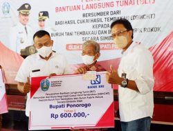 Bupati Sugiri Serahkan BLT DBHCHT Kepada Buruh Tani Tembakau dan Buruh Pabrik Rokok