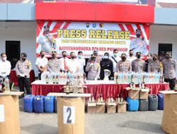 Polres Ponorogo Musnahkan Ratusan Liter Miras dan Ribuan Pil Doble L