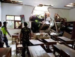 Dua Ruang Kelas SDN 3 Temon Ponorogo Jebol Tertimbun Longsor