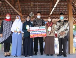 Serahkan Beasiswa Dhupres, Wali Kota Pesan Tingkatkan Prestasi