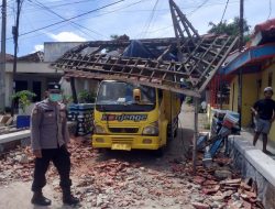 Truk Bermuatan Tembakau Seruduk Gapura Desa di Ponorogo