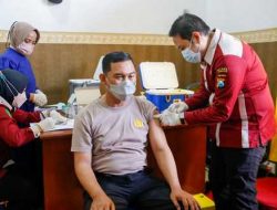 Antisipasi Omicron, Ratusan Anggota Polres Jombang Disuntik Vaksin Booster