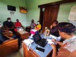 Bhabinkamtibmas Bersama Perbekel dan Prajuru Adat Desa Gobleg Memediasi Permasalahan Warga