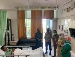 Bupati Bojonegoro Didampingi Dandim dan Kapolres Menjenguk Korban Tanggul Kanor