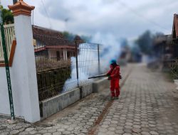 Cegah DBD, Pemerintah Desa Garu Lakukan Fogging