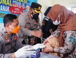 Kapolresta Sidoarjo Pantau Vaksinasi Anak Usia 6-11 Tahun di SLB-B Dharma Wanita