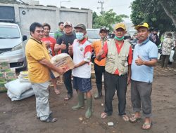 Ji Karim Didampingi Tino Cahyono Berikan Bantuan 50 paket Sembako pada Warga Terdampak Banjir