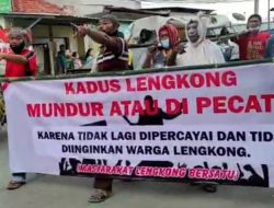 Ratusan Warga Dusun Lengkong Lakukan Long March dan  Demo di Balai Desa Sidoharjo Tuntut Polo Misran Turun Dari Jabatanya