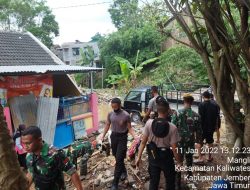 Gandeng PSHT, TNI-Polri Gotong Royong Bersihkan Lumpur di Lokasi Banjir