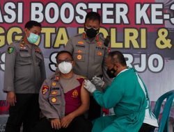 Turun Langsung Tangani Covid-19, Polisi Sidoarjo di Vaksin Booster