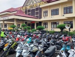 Belasan Orang Dapat Sanksi Dorong Motor ke Mapolres Situbondo, Diduga Akan Melakukan Balap Liar