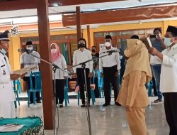 Kades Mojokusumo, Suliono, SH.,  Melantik dan Mengambil Sumpah Jabatan Nuriyati sebagai Sekretaris Desa Mojokusumo Kecamatan Kemlagi.