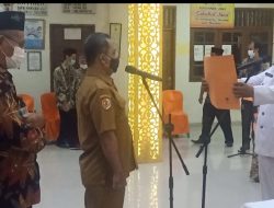 Kades Kemlagi, Abdul Wahab Melantik dan mengambil Sumpah Jabatan Ainur Rofiq sebagai Sekretaris Desa Kemlagi