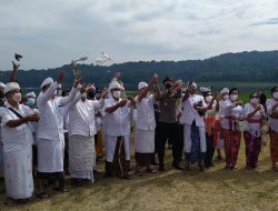 Kapolres Buleleng Ikut Melepas Liarkan Burung dan Tebar Benih Ikan di Danau Tamblingan