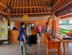Personil Unit Patroli Sabhara Sampaikan Himbauan Kamtibmas dan Prokes Covid 19 di Objek Wisata
