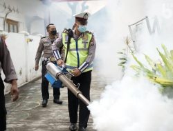 Banyak Kasus DBD, Satlantas Polres Ponorogo Lakukan Fogging