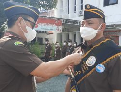 Menyandang Predikat WBK, Kajari Nganjuk Sematkan Pin untuk Seluruh Pegawai