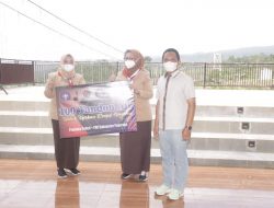 Wakil Bupati Ponorogo Bunda Lisdyarita Serahkan Bantuan Tandon Air Langsung di Lumajang