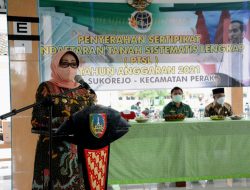 Bupati Jombang Serahkan Sertipikat PTSL Warga Desa Sukerejo Perak