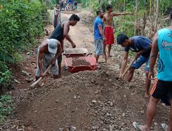 Bersinergi, Masyarakat Bersama Perangkat Desa Watubonang Uruk Jalan Rusak