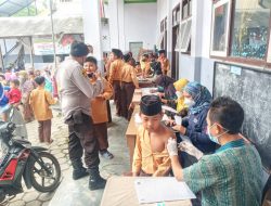 Bhabinkamtibmas Desa Cangkring Dampingi Vaksinasi Pelajar Sekolah Madrasah Ibtidaiyah