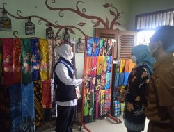Gubernur Jawa Timur Mengunjungi Sentra Batik Di Kabupaten Madiun