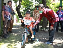 Acmad Rizal Penderita Kelainan Usus Menerima Sepeda Baru dari Bupati Sidoarjo