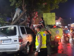 Anggota Polsek Krian Sigap Atasi Pohon Tumbang yang Menimpa Mobil
