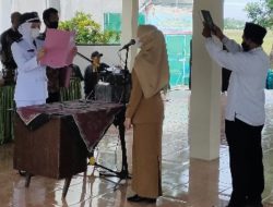 Kades Bicak Yunita Melantik dan Mengambil Sumpah Jabatan Sekretaris Desa Bicak Dini Winantasari
