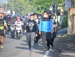 Polresta Sidoarjo Jalan Sehat Bersam Sambil Gelar Vaksinasi di Pasar