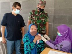 Cegah Klaster Pabrik Udang, Ratusan Emak-Emak PT. PMMP Situbondo Divaksin