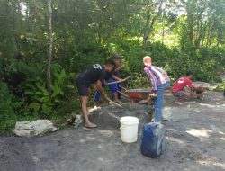 Jalan Poros Ponorogo – Magetan Rusak Parah, Warga Desa Sayutan Swadaya Memperbikinya