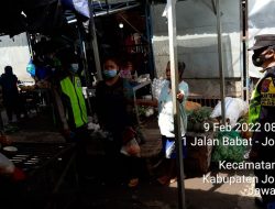 Polsek Ploso – Polres Jombang Ingatkan Pedagang Pasar Tradisional Terkait Prokes