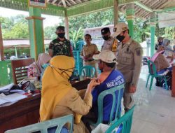 Bhabinkamtibmas Polsek Bangilan Polres Tuban Dampingi pelaksanaan Vaksinanasi di Balaidesa