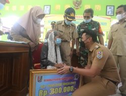 Tinjau Penyaluran BLT-DD, Bupati Tuban Pastikan Penerima Gunakan Data Terbaru