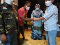 Wabup Gus Barra Bantu Warga Jatidukuh Yang Terkena Angin Puting Beliung Dengan Uang Pribadinya