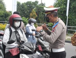 Perduli Keselamatan Pengendara, Satlantas Polresta Sidoarjo Beri Edukasi di Jalan Raya