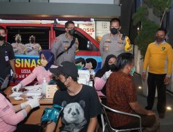 Kapolresta Sidoarjo Pantau Vaksinasi Booster di Apartemen Amega Crown Residence dan Masyarakat Sekitar