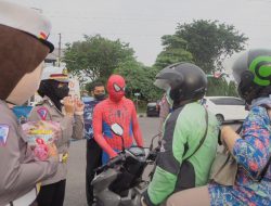 Polisi Lalu Lintas Sidoarjo Besama Spiderman Bagi – Bagi Snack dan Masker ke Pengendara