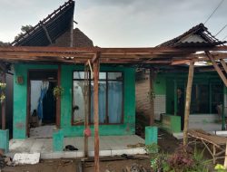 Hujan Deras dan Angin Puting Beliung Porak Porandakan Rumah Warga di Sawahan Betro Kemlagi Mojokerto