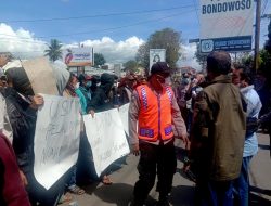 Geruduk Polres Bondowoso, Masa Minta Usut Tuntas Pencemaran Nama Baik Bupati Salwa