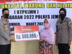 Polres Jember Serahkan Bantuan Tunai Kepada Para Nelayan dan Pedagang Kaki Lima