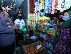 Tinjau Pasar Muntilan, Kapolri Minta Pedagang Laporkan Jika Distribusi Minyak Curah Terganggu