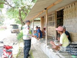 Patroli Sambang Desa, Polsek Rengel Polres Tuban Berikan Imbauan Kepada Warga di Warung Kopi