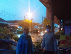 Tanggap Bencana, Polsek Kalangbret Polres Tulungagung Bersama Warga Evakuali Pohon Tumbang yang Menutupi Jalan