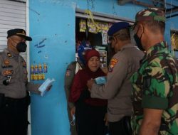 Anggota Satpolairud Polres Bangkalan Cegah Varian Omicron di Terminal Bangkalan