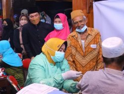 Bupati Kudus Hartopo Meninjau Vaksinasi Usai Melaksanakan Shalat Tarawih Kagum dengan Antusiasme Warga