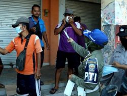 Ciptakan Pasar Sehat, Tim Pamor Keris Polres Bangkalan Bagi-bagi Masker